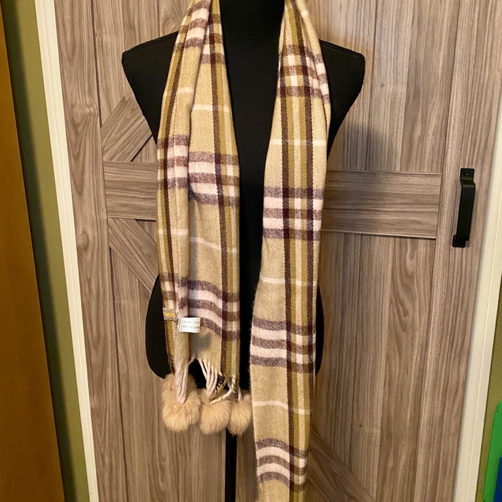 Women’s scarf with pompoms